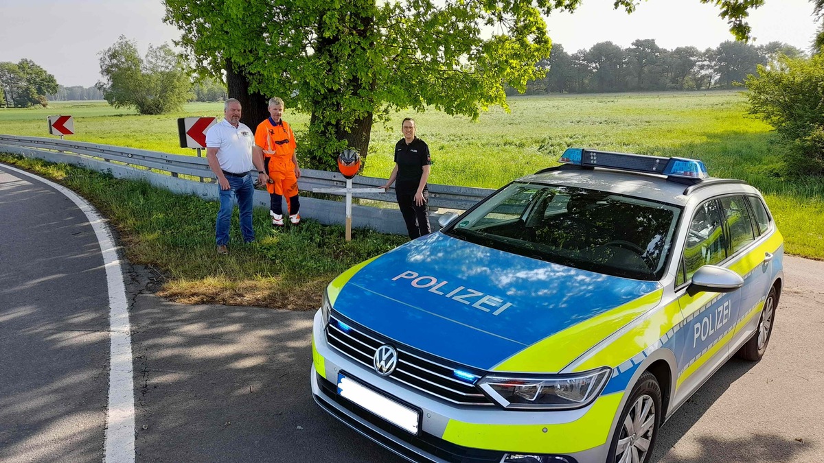 POL-NI: Hoya/Vilsen/LK Nienburg - Weißes Holzkreuz mit Motorradhelm soll Kraftradfahrende sensibilisieren