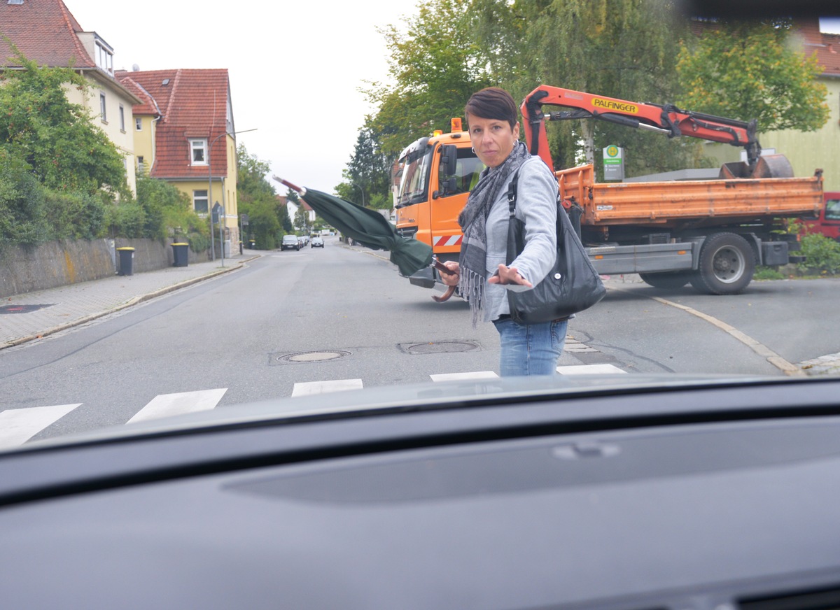 Tipps für den Alltag: Achtung am Fußgängerüberweg / Auch wenn Passanten am Zebrastreifen Vorrang haben, dürfen sie sich ihr Vorrecht nicht erzwingen (FOTO)