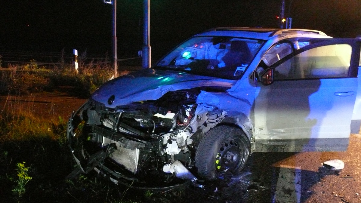 POL-DN: Fehler beim Linksabbiegen führt zu schwerem Unfall