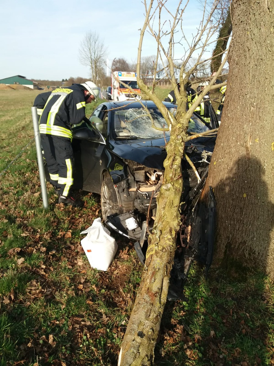 FW-PB: PKW fährt frontal gegen Baum