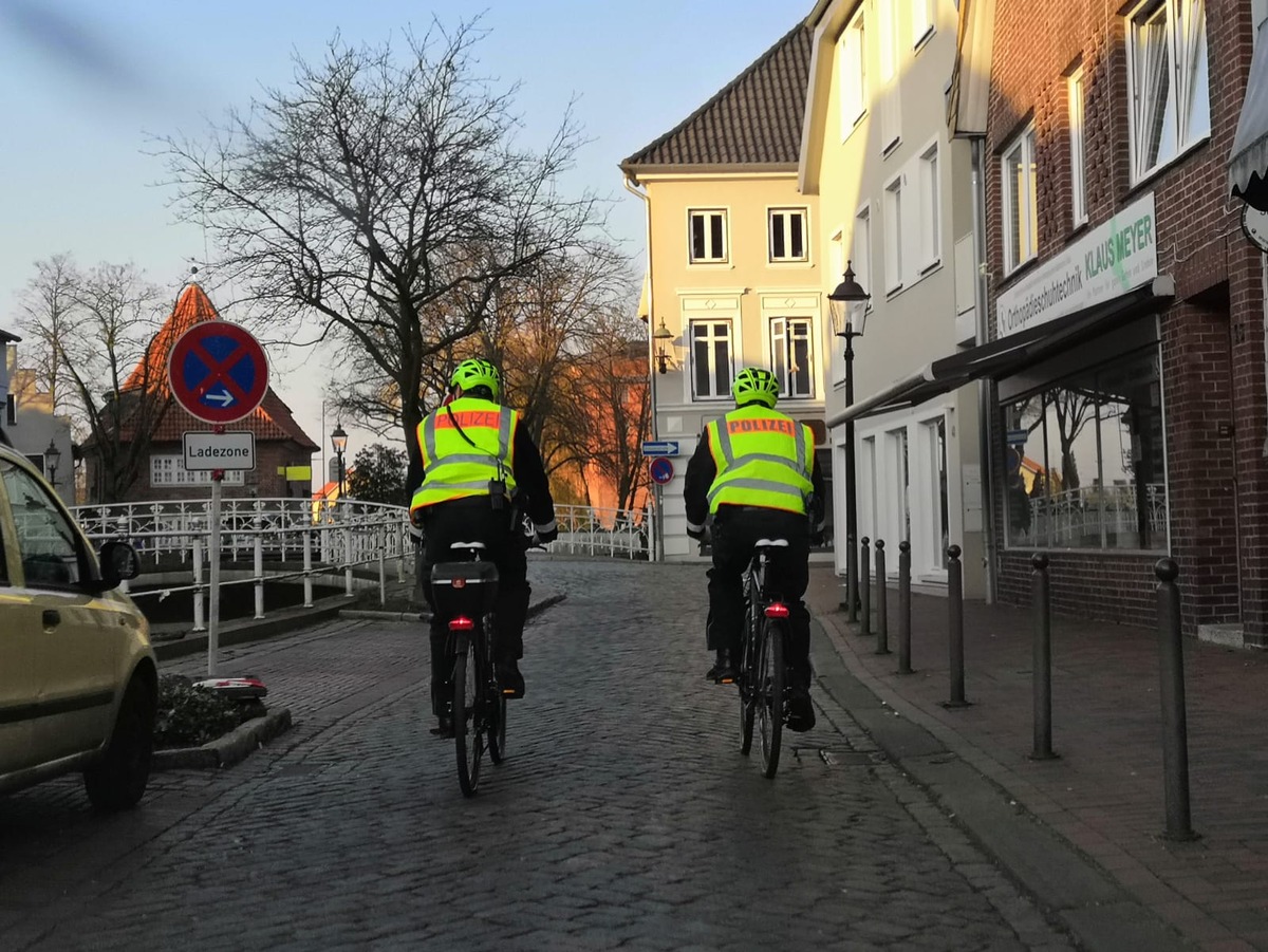 POL-STD: Mit dem Fahrrad auf Streife - Buxtehuder Polizisten in der Stadt unterwegs