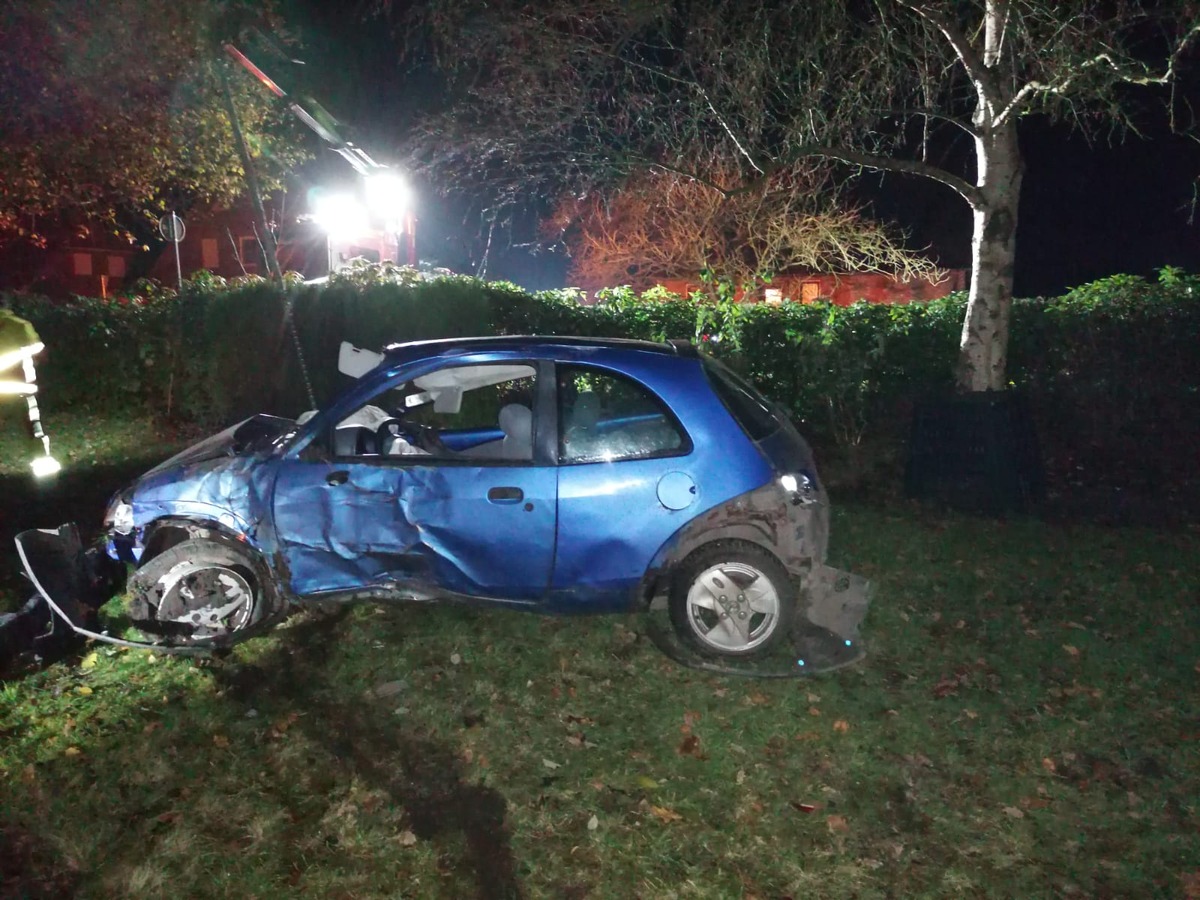 POL-WHV: Verkehrsunfall in Zetel - Fahranfänger kam mit dem Pkw von der Fahrbahn ab und überschlug sich