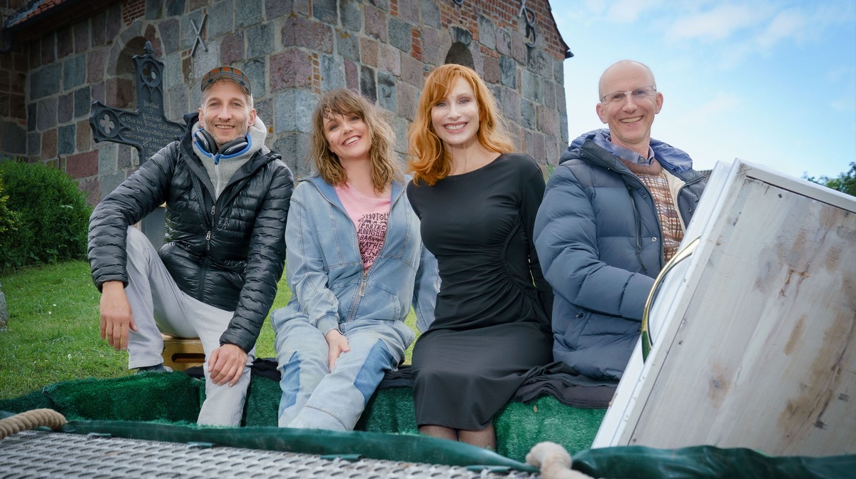 Dreh mit Alwara Höfels, Andrea Sawatzki und Bernhard Schütz an Wurster Nordseeküste für neue NDR Serie &quot;Reisen mit Muddi&quot;