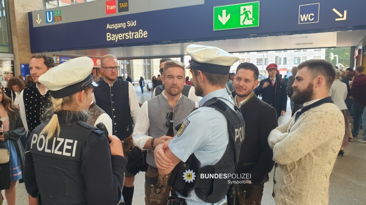 Bundespolizeidirektion München: Bundespolizei im Wiesn-Einsatz: Alle Hände voll zu tun am Eröffnungstag