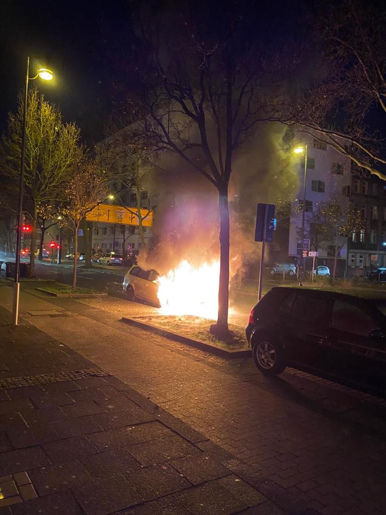 FW-DO: Fahrer und Fahrgast flüchten aus brennendem Taxi