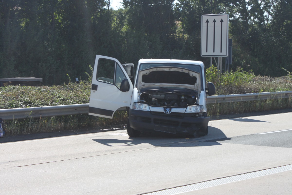 POL-PDKL: A6/Wattenheim, Nach Reifenplatzer in die Schutzplanken gekracht