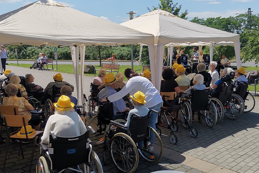 POL-HBPP: Polizeiorchester spielt an Senioreneinrichtungen in Kassel; Ausblick: Nationalhymne beim German Bowl und Online-Konzert