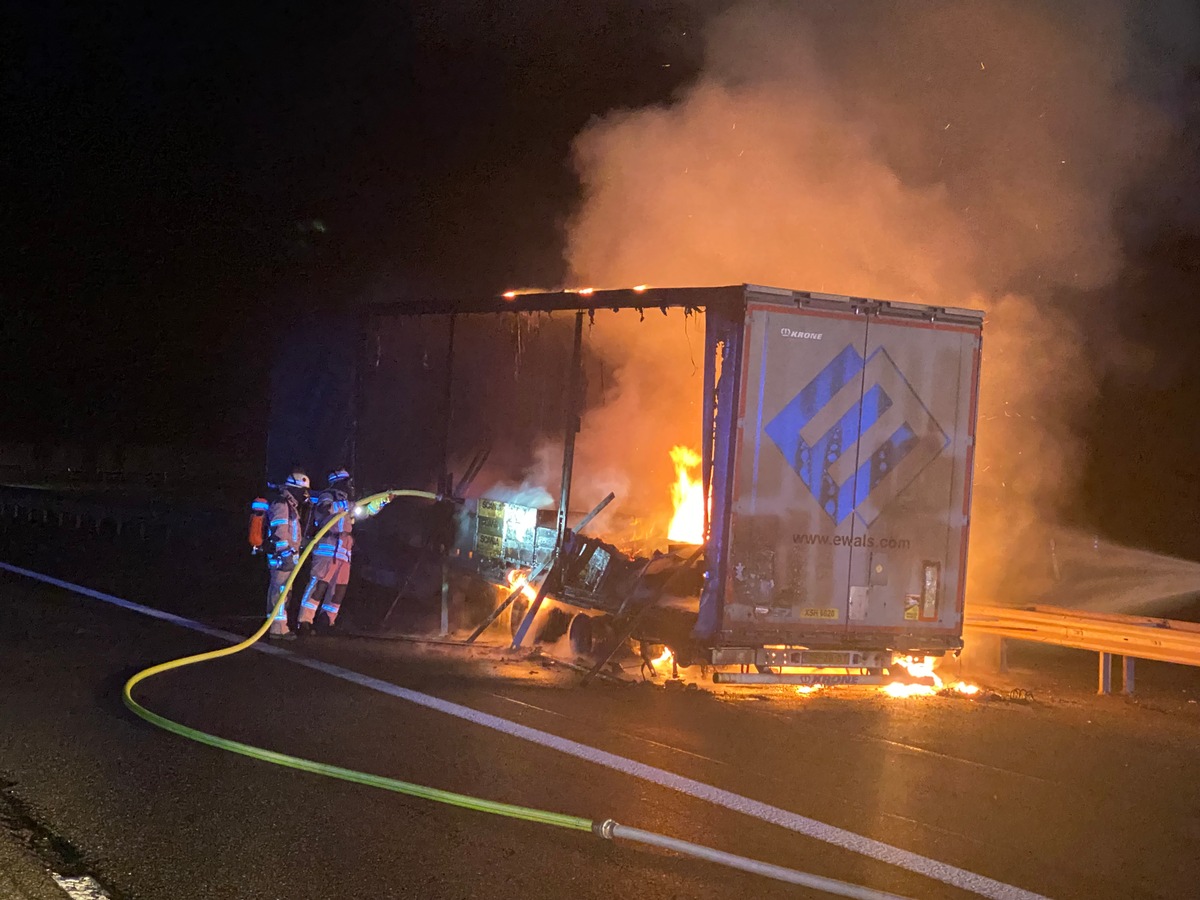 FW Frankenthal: Vollbrand eines Sattelaufliegers auf der Autobahn 61