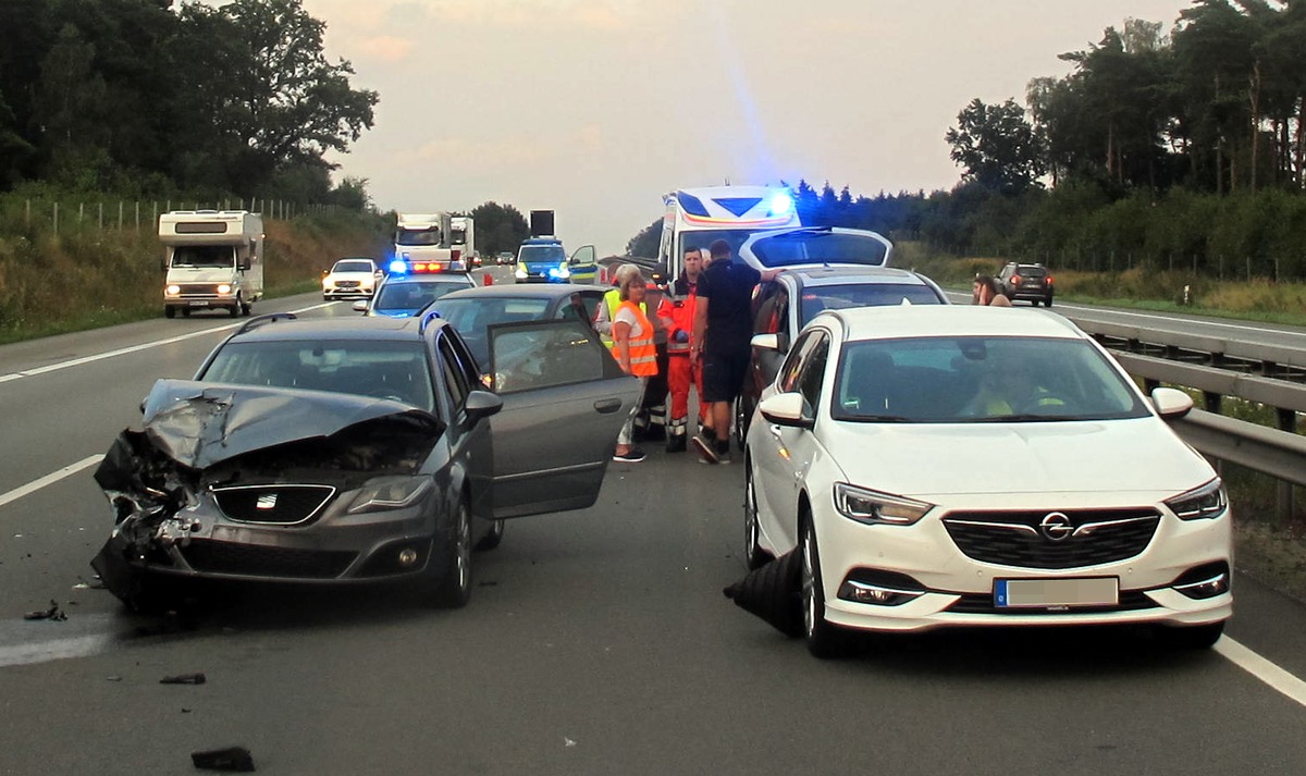 POL-ROW: ++ Kettenreaktion nach Reifenplatzer ++ Zwischenfall beim Festival - Polizei sucht Zeugen ++ Im Berufsverkehr auf der Hansaline - 49-jähriger Autofahrer mit fast 1,3 Promille am Steuer ++