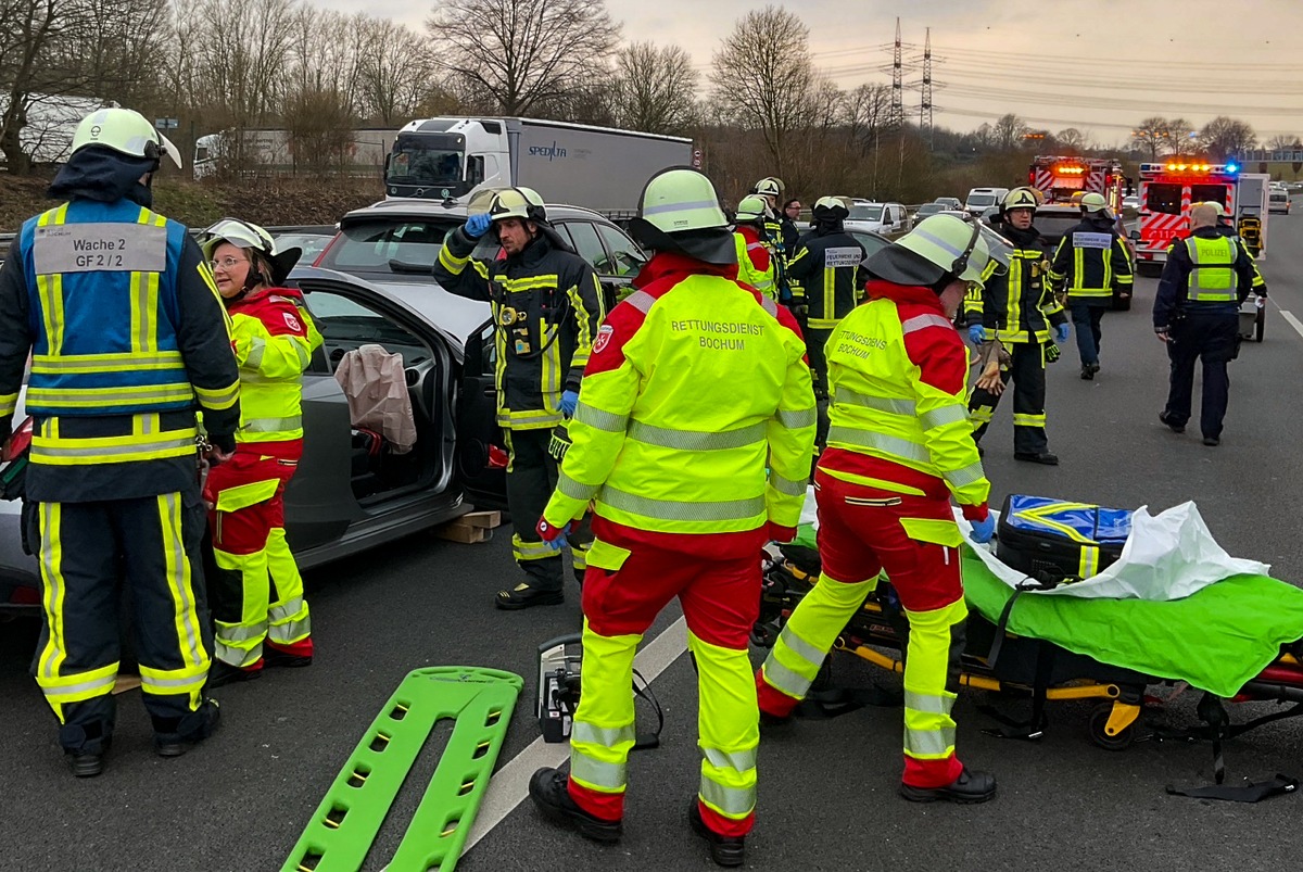 FW-BO: Verkehrsunfall auf der A 40 - Feuerwehr und Rettungsdienst befreien eine verletzte Person aus einem Fahrzeug