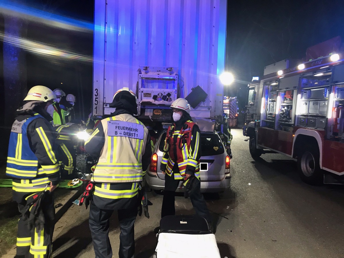 FW-BO: Verkehrsunfall mit einer schwer eingeklemmten Person