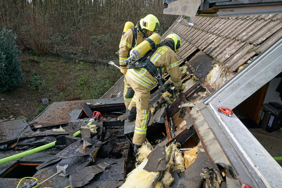 POL-ME: Dachstuhlbrand - die Polizei ermittelt wegen fahrlässiger Brandstiftung - Ratingen- 2102114