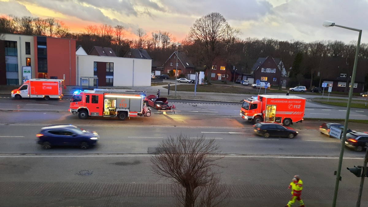 FW-BOT: Verkehrsunfall vor Feuer- und Rettungswache 1