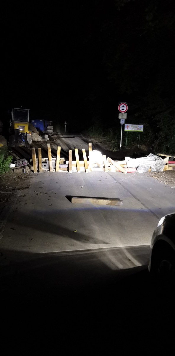 POL-FR: Bad Säckingen: Mit Baumaterial Straße blockiert - Fahrradfahrerin stürzt - Polizei bittet um Hinweise!