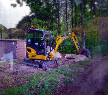 POL-ROW: ++ Linienbus kommt von der Fahrbahn ab - Fahrer stirbt an der Unfallstelle ++ Fehler beim Überholen auf der A1 - Drei Menschen verletzt ++ Mini-Bagger von Baustelle geklaut ++