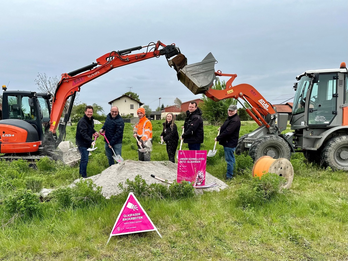 Telekom startet Glasfaser-Ausbau in Aholfing