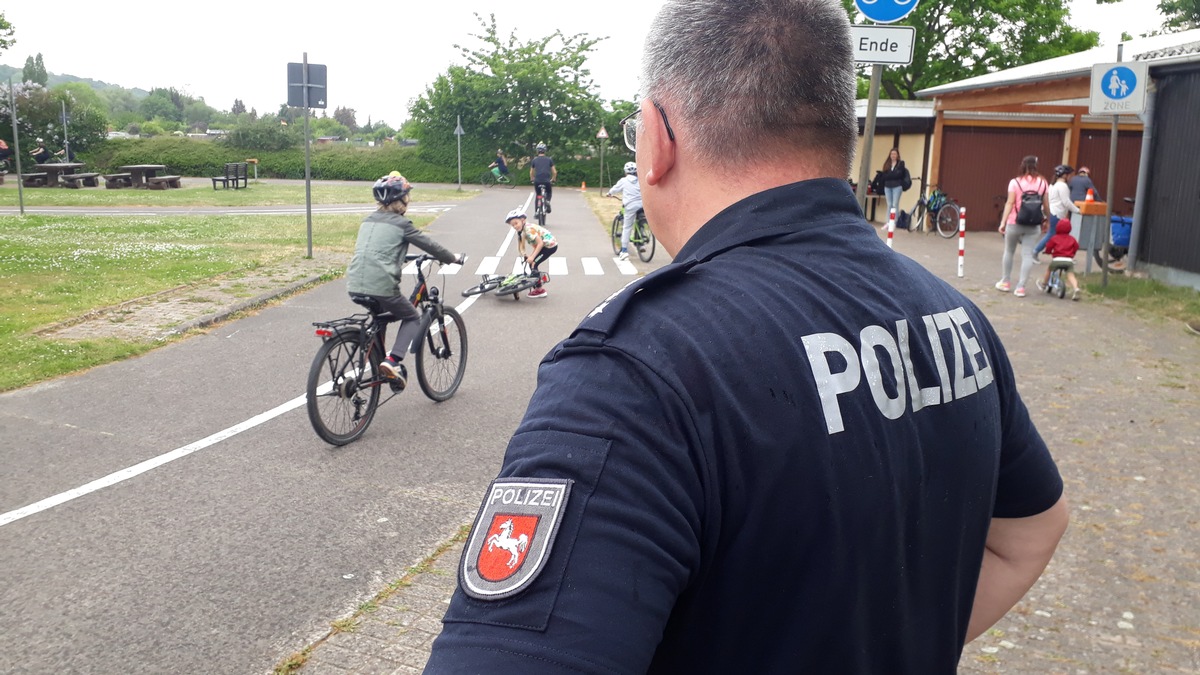 POL-HM: Präventionsteam führt Fahrradkurs für ukrainische Kinder durch