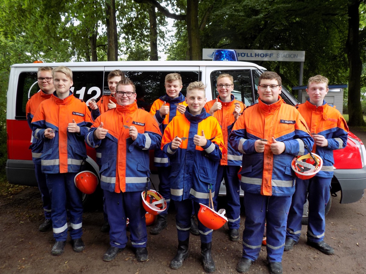 FW-OE: 9 Jugendfeuerwehrmitglieder bestehen Leistungsspange in Bielefeld