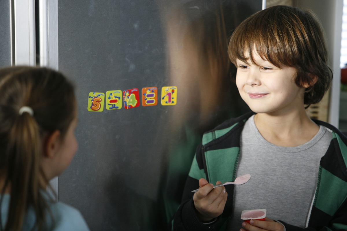 Rechenaufgaben, die Kindern schmecken / Fruchtzwerge startet Magnetzahlen-Sammelaktion: Mit jeder Aktionspackung erhält man zwei Magnete zum Rechnen als Gratiszugabe