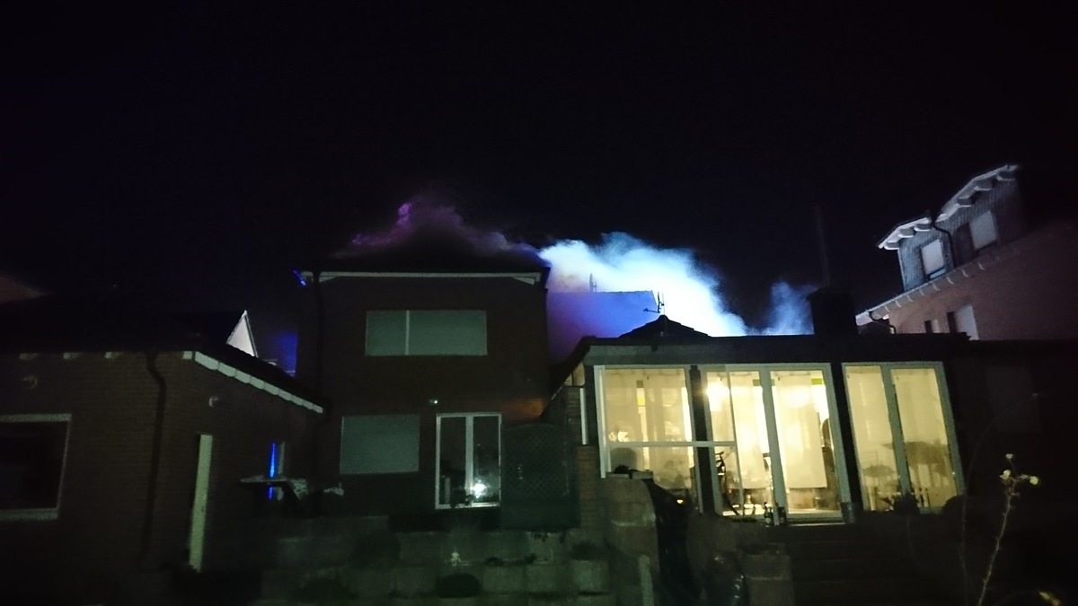 FW-WRN: Erstmeldung: Feuer_3 Dachstuhlbrand Brachtstraße