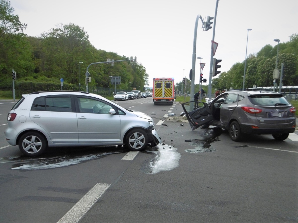 POL-AC: Drei Verletzte bei Unfall