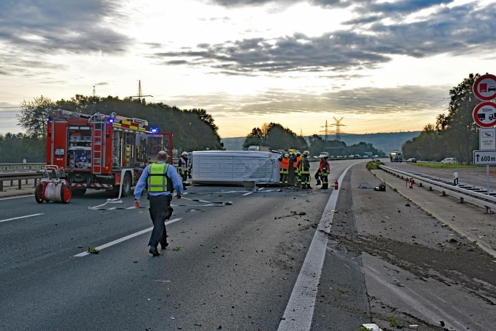 FW-DO: A45 - Lieferwagen bleibt nach Zusammenstoß mit einem PKW auf der Seite liegen