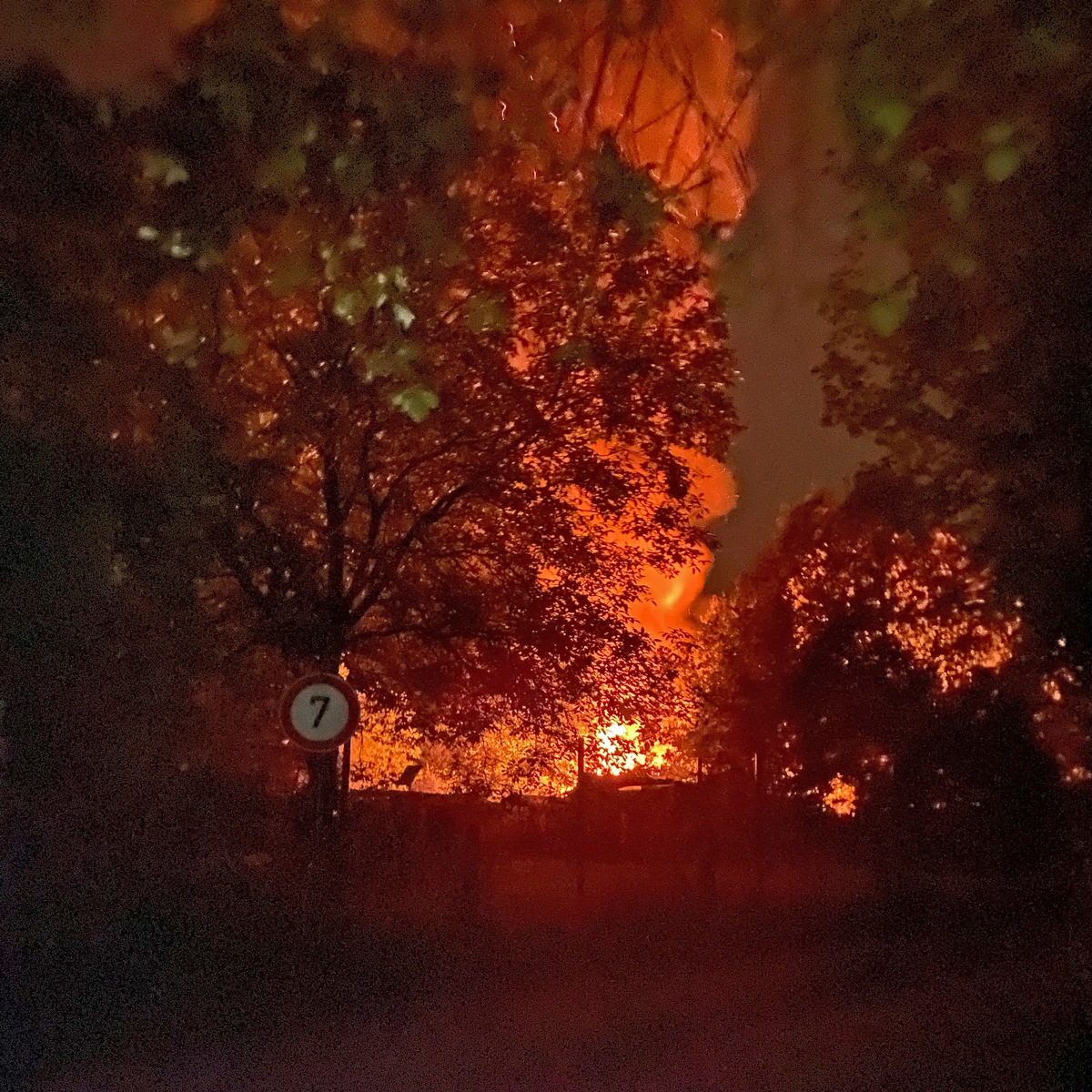 POL-ME: Ein Leichtverletzter nach Gartenlaubenbrand - Heiligenhaus - 2108084