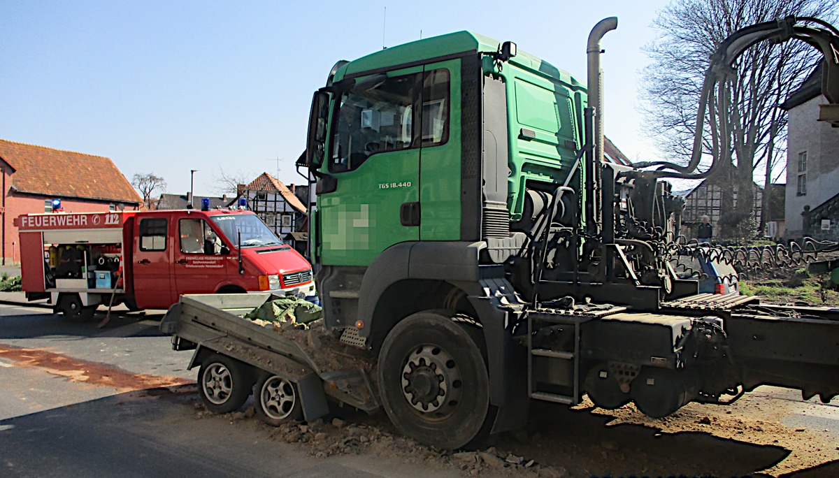 POL-HM: Kurioser Verkehrsunfall in Hemmendorf: Anhänger löst sich während der Fahrt und prallt mit entgegenkommenden Betonmischer zusammen