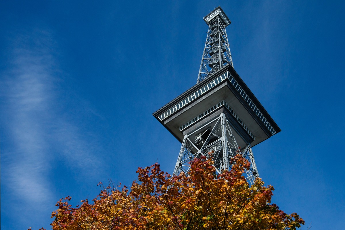 Berliner Funkturm öffnet am 16. September wieder seine Tore für Besucher - Alt Berlin Buffet zum 88. Geburtstag (FOTO)