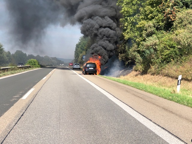 POL-PDLD: Brennender PKW auf A65