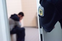 BPOL-KS: Gewalttätiger Schwarzfahrer verletzt zwei Bundespolizisten