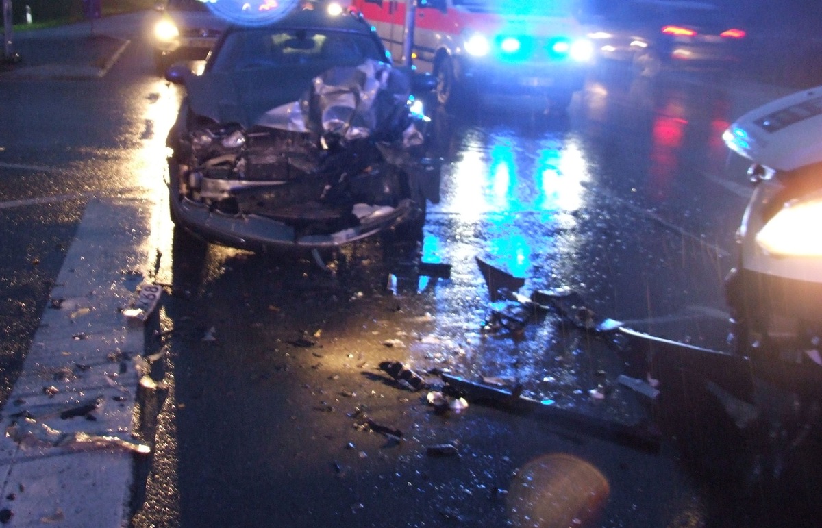 POL-WE: Zwei Leichtverletzte - zwei kaputte Autos nach Unfall an der AS Münzenberg