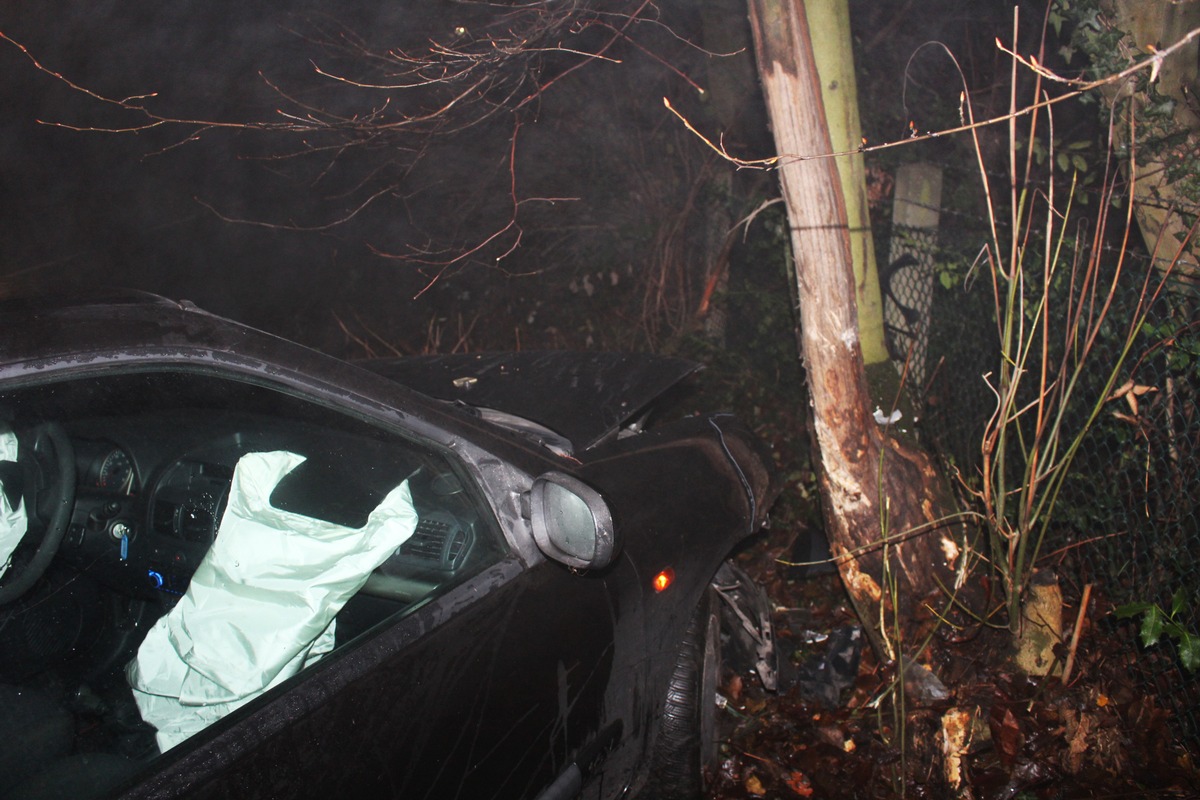 POL-GE: Alkohol am Steuer - Auto prallt gegen Baum