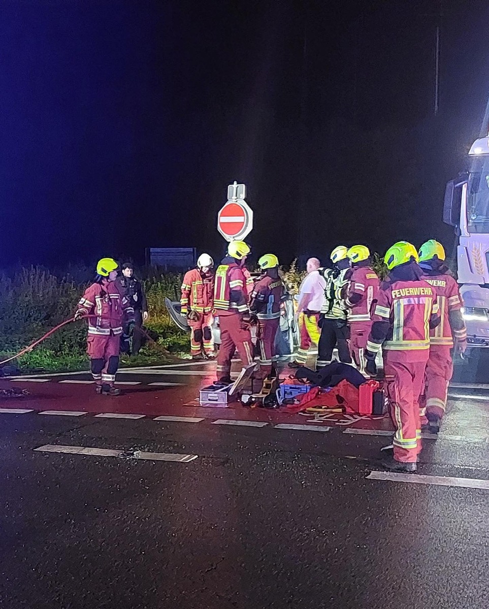 Feuerwehr Weeze: Schwerer Verkehrsunfall auf B9/B67