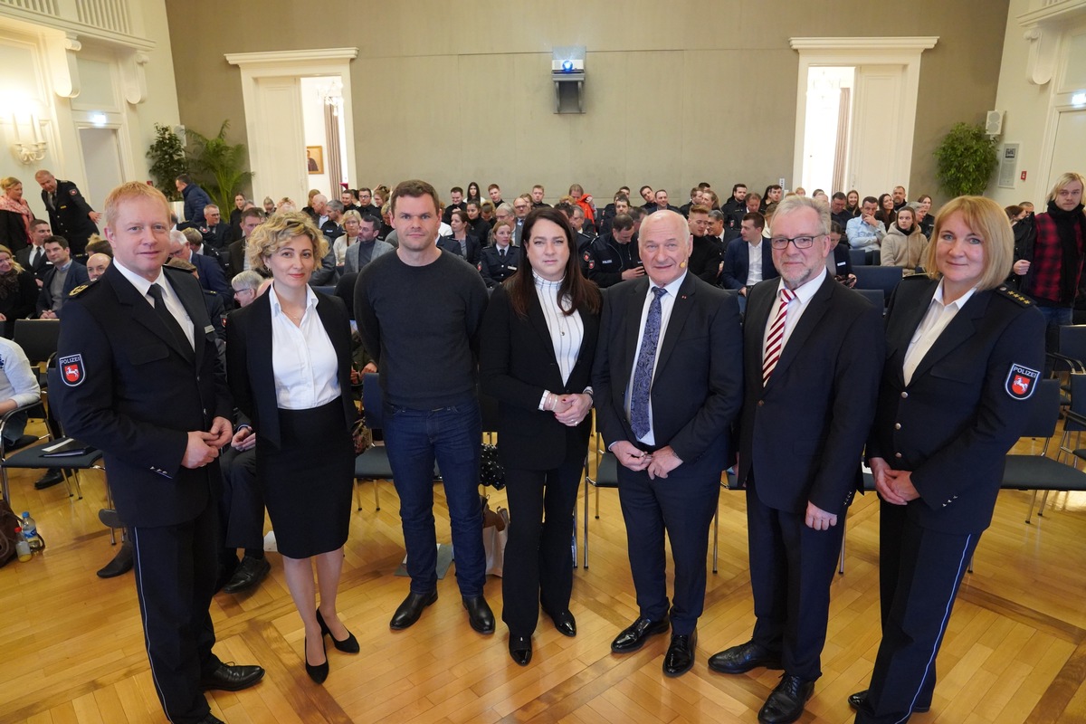 POL-OLD: Polizeiakademie Niedersachsen und Polizeidirektion Oldenburg begrüßen 160 Gäste zum Zeitzeugenvortrag +++ Holocaust-Überlebender Tswi Herschel im Podiumsgespräch mit Historiker Johannes Spohr