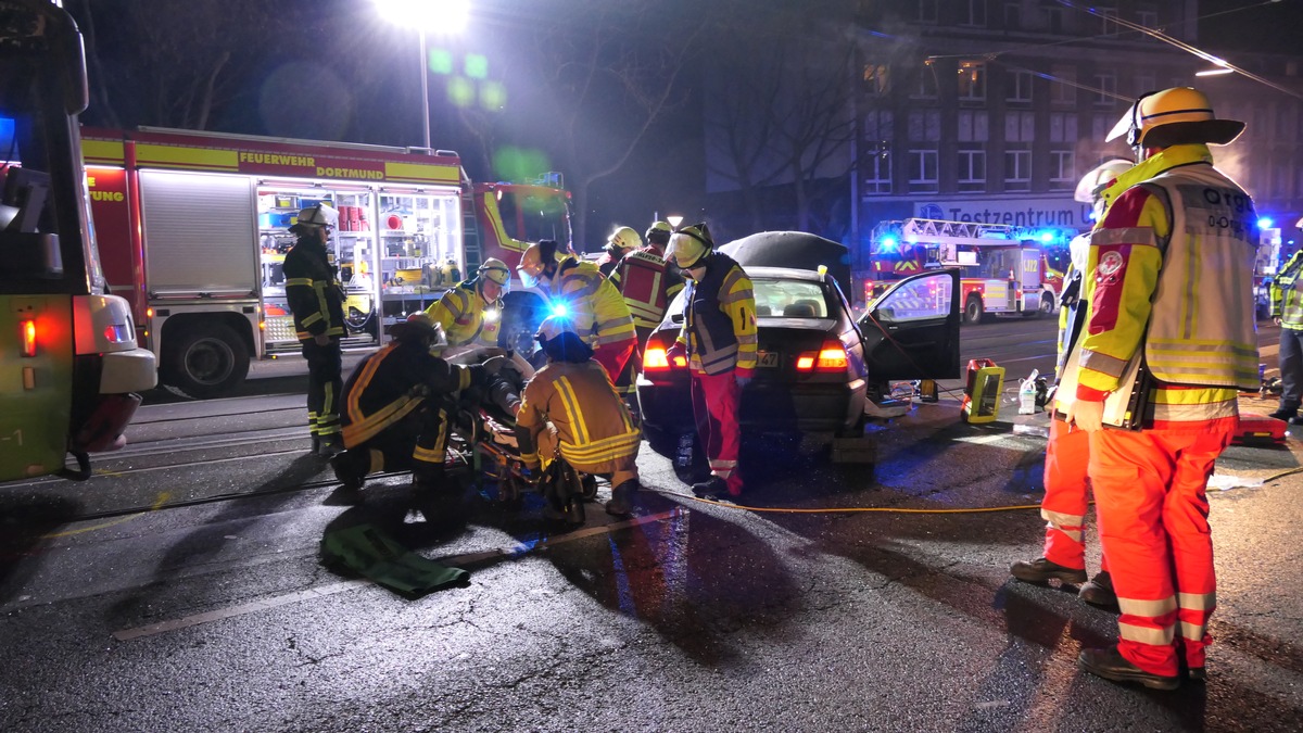 FW-DO: PKW kollidiert mit Stadtbahn Fahrer des PKW musste aufwändig gerettet werden