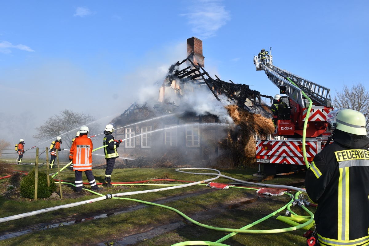 POL-DEL: Landkreis Wesermarsch: Brand eines reetgedeckten Fachwerkhauses in Berne ++ Hoher Sachschaden ++ Ermittlungen zur Brandursache dauern an