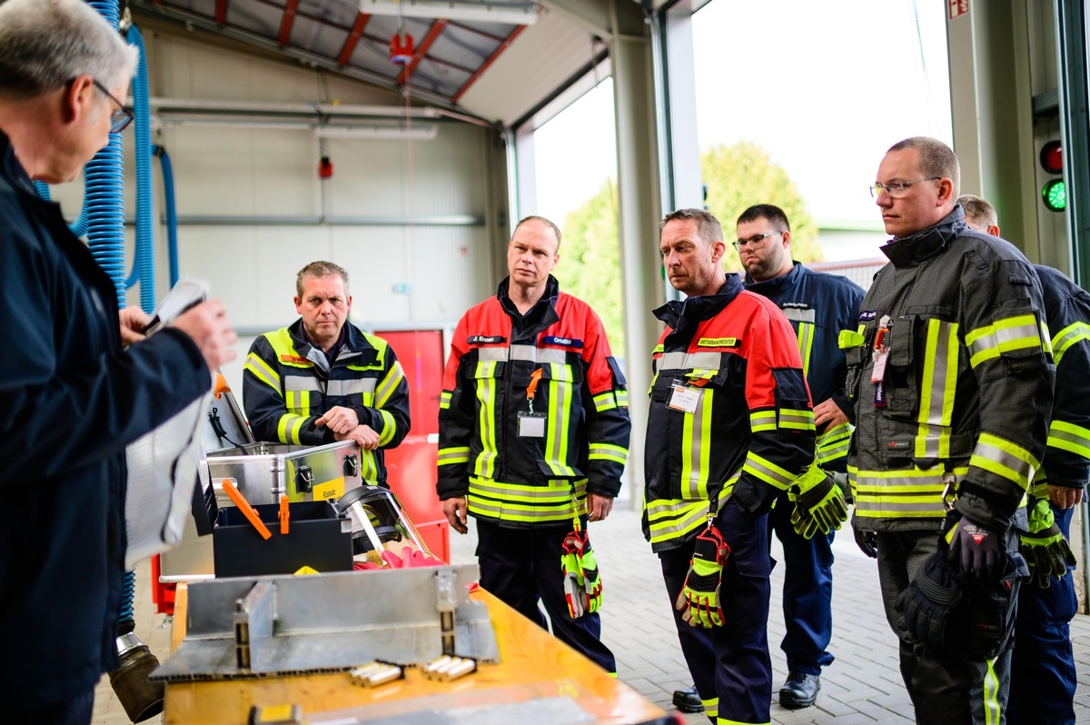 Rettungsarbeiten an Hochvolt-Fahrzeugen - Feuerwehren machen sich in Wiesmoor fit für den Einsatz mit E-Autos