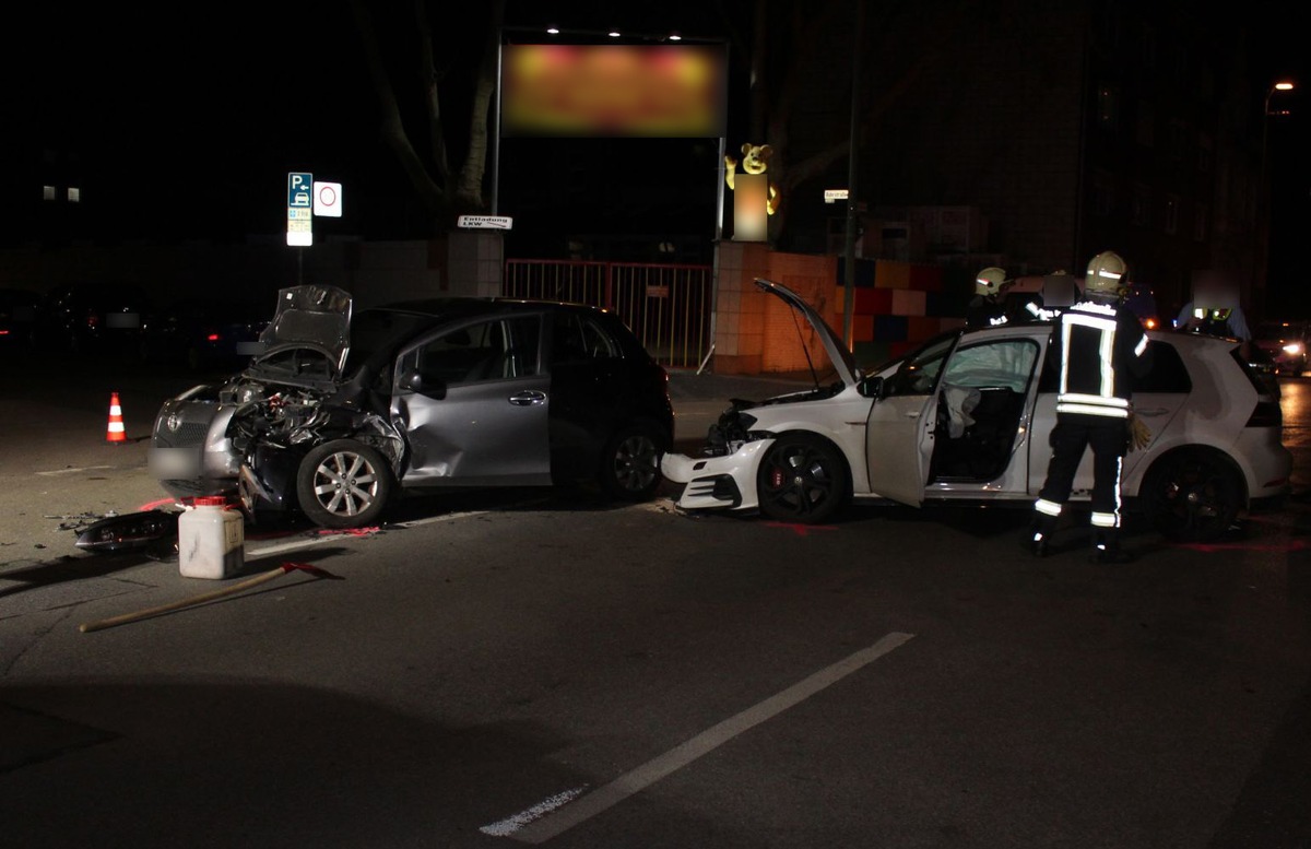 POL-GE: Zwei Verletzte und hoher Sachschaden nach Verkehrsunfall