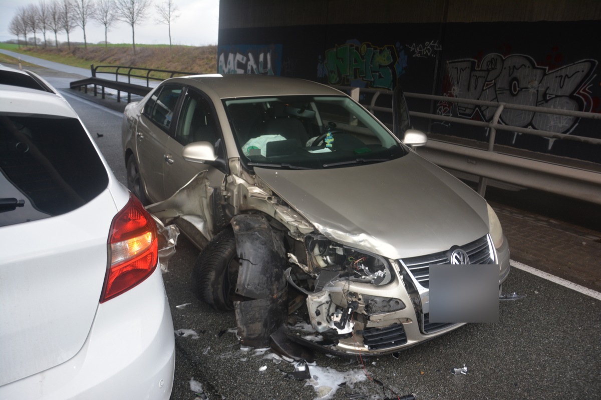 POL-HF: Verkehrsunfall an Bahnunterführung - Fünf Personen verletzt