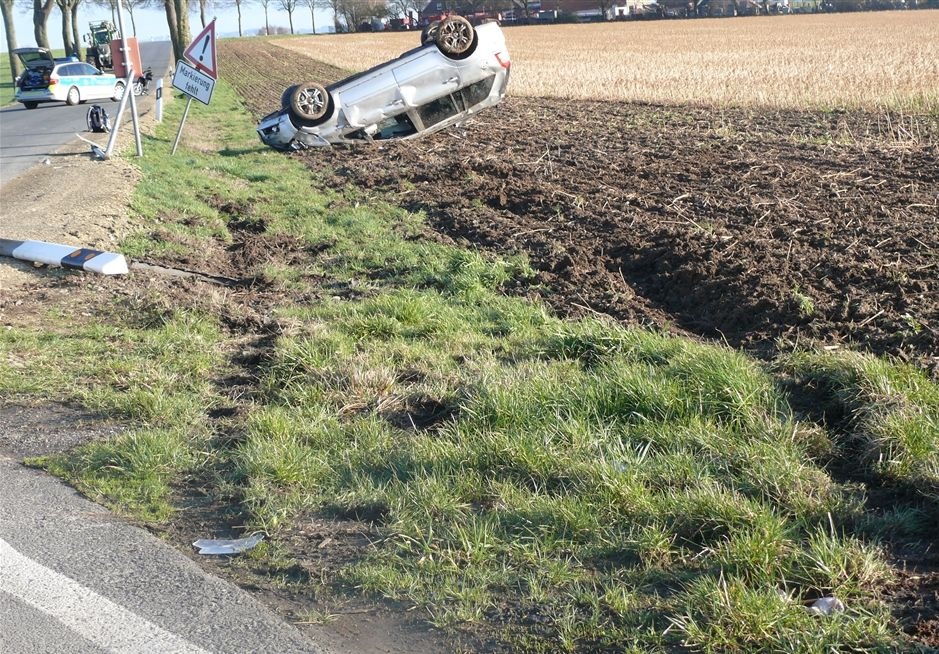 POL-MI: Auto überschlägt sich nach Kollision