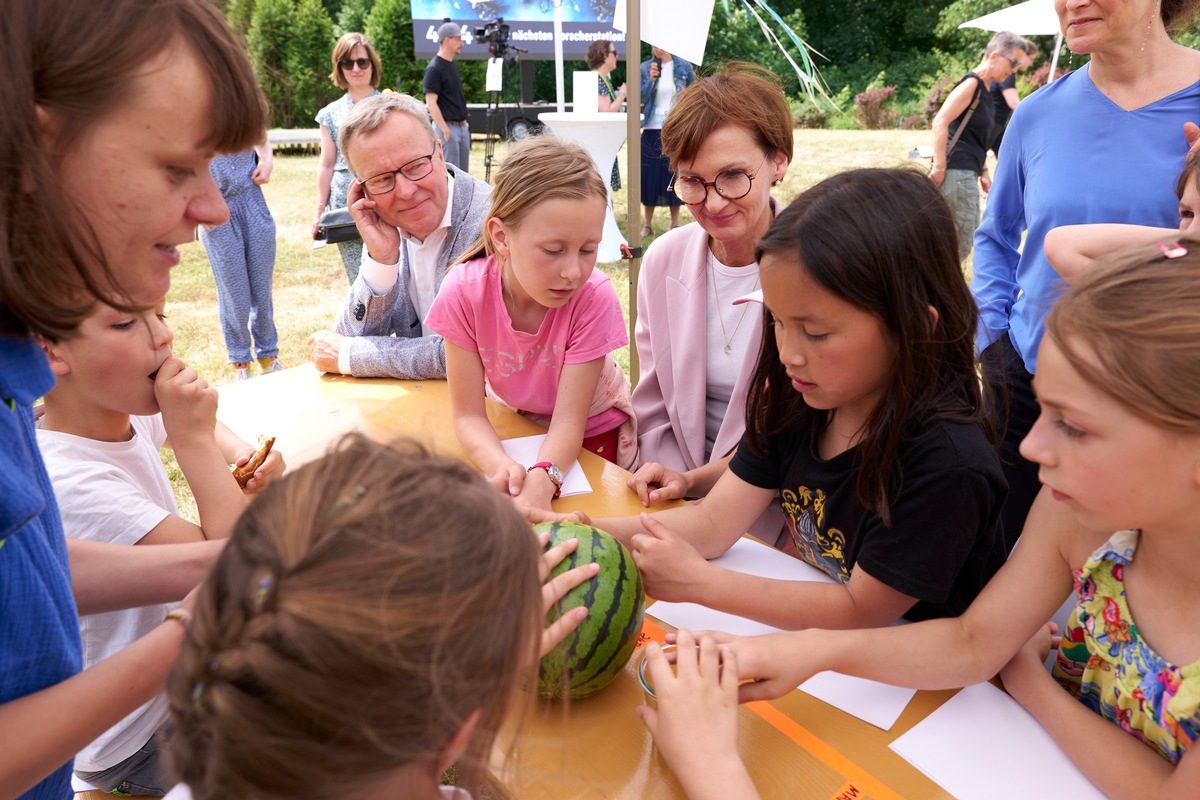 Mit MINT-Bildung nach den Sternen greifen: ESA-Astronautin und Bundesbildungsministerin machen Berliner Kinder fit fürs All