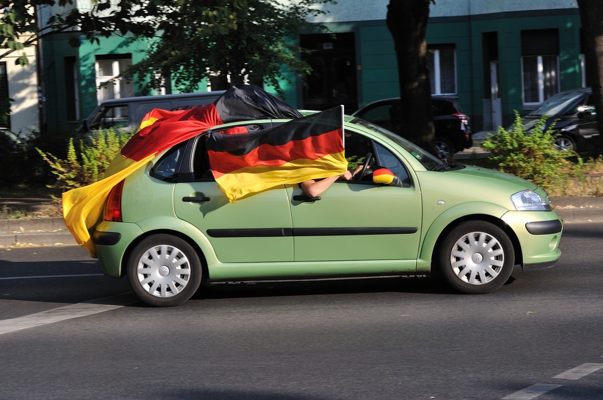 Unterwegs mit wehenden Fahnen / Der ADAC erklärt, worauf Autofahrer bei Fanschmuck und Jubelfahrten achten sollten