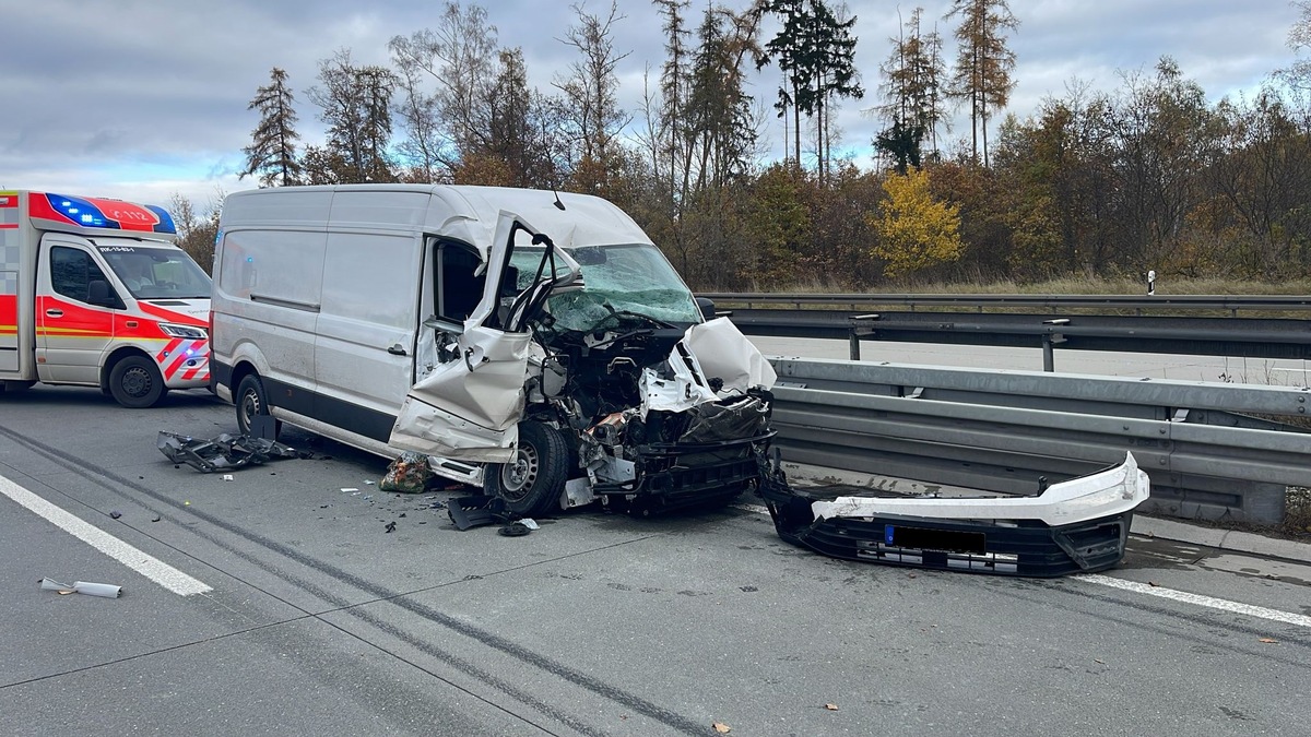 API-TH: schwerer Auffahrunfall, Person im Fahrzeug eingeklemmt