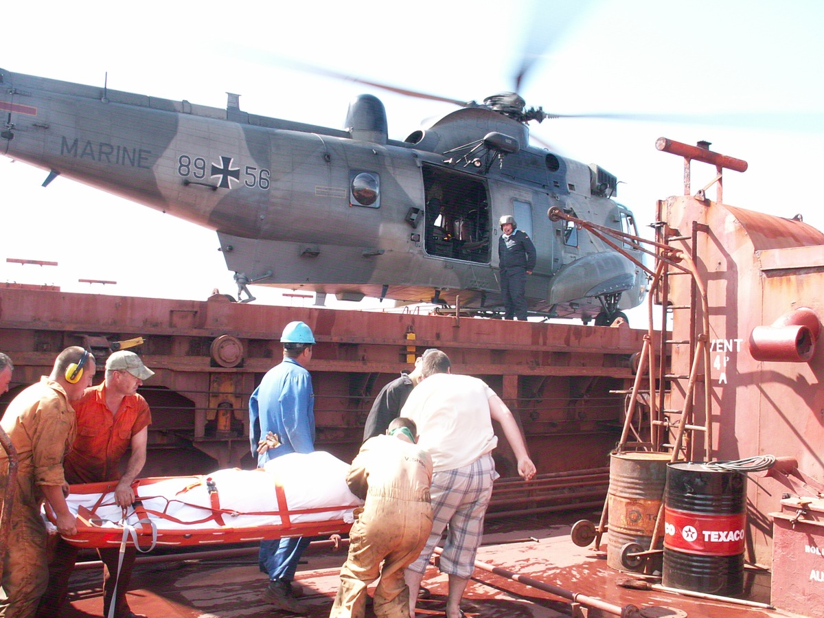 Marineflieger retten Brand-Verletzten auf der Elbe