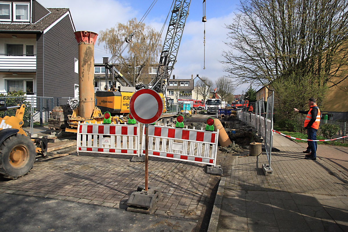 FW-E: Bei Tiefbauarbeiten Gasleitung angebohrt, Baggerführer reagiert richtig und zieht den Bohrer nicht zurück