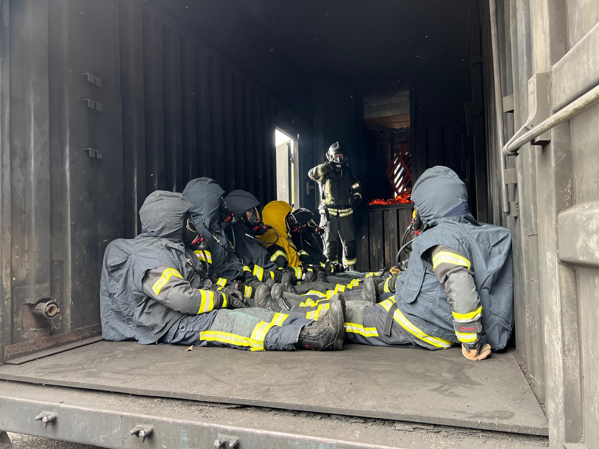 FW Alpen: Sicherheit im Einsatz: Freiwillige Feuerwehr der Gemeinde Alpen trainiert auf Training-Base in Weeze