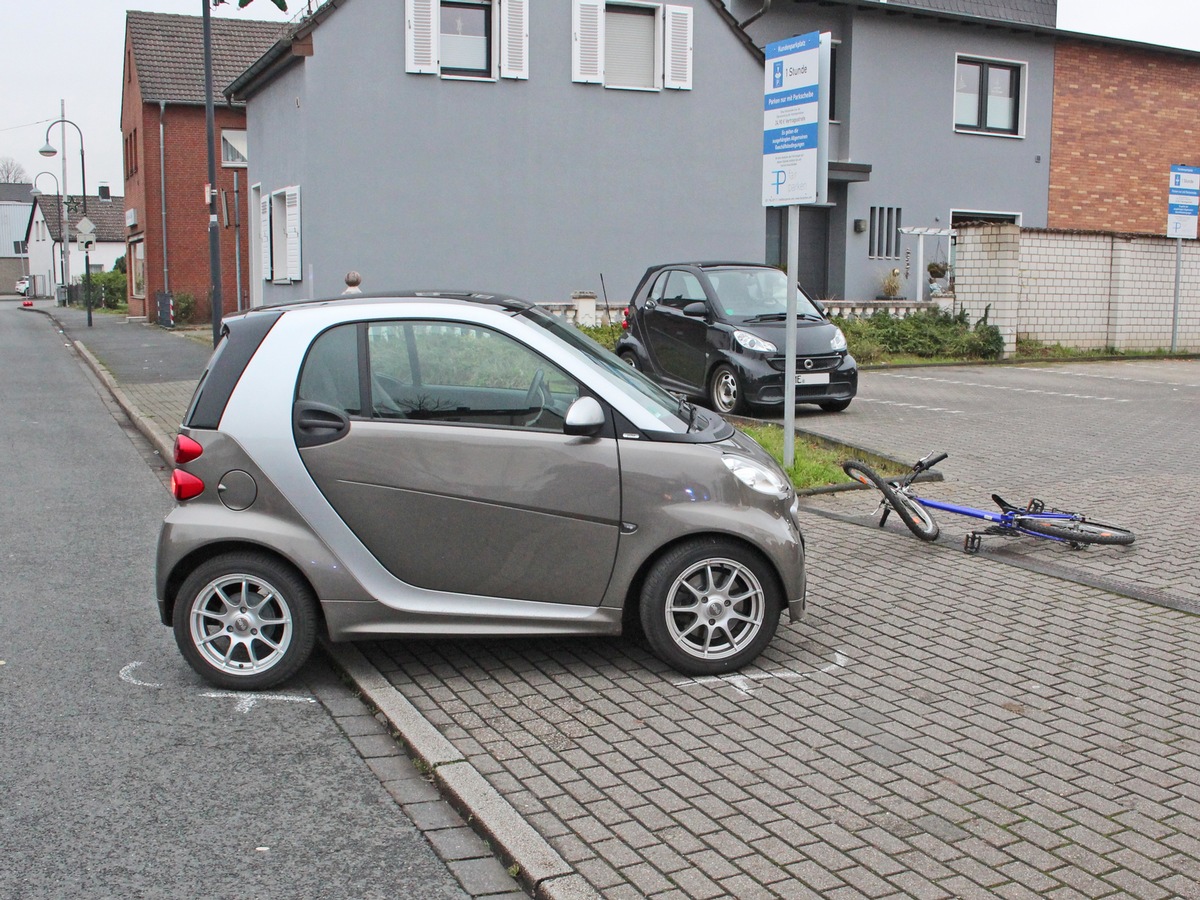 POL-ME: Radfahrer bei Zusammenstoß schwer verletzt - Ratingen - 2112067