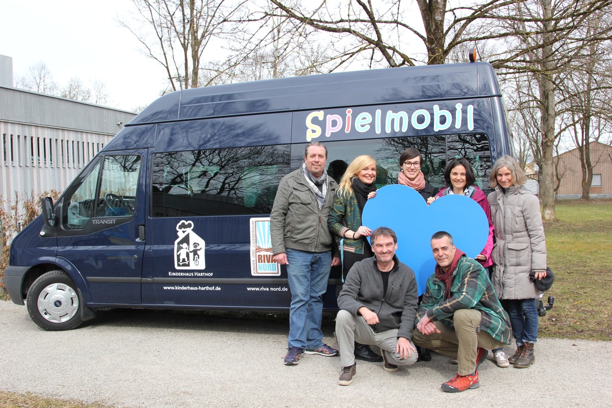 &quot;Kinderhaus Harthof&quot;: CHECK24 spendet Kleinbus für Freizeitfahrten