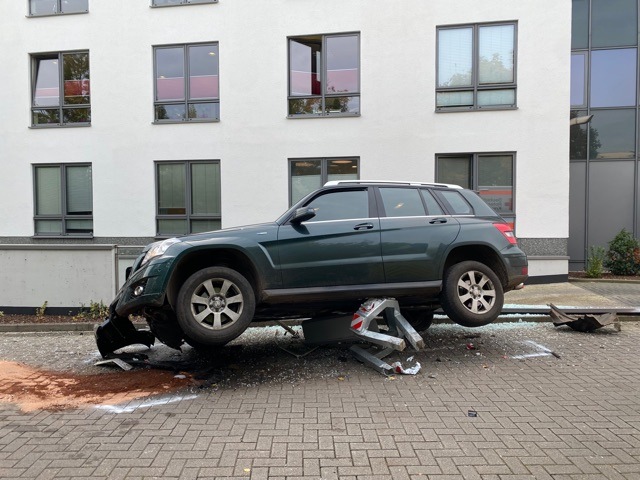 POL-CE: Celle - Fahrerin verwechselt Brems- mit Gaspedal und durchbricht Parkplatz-Schranke